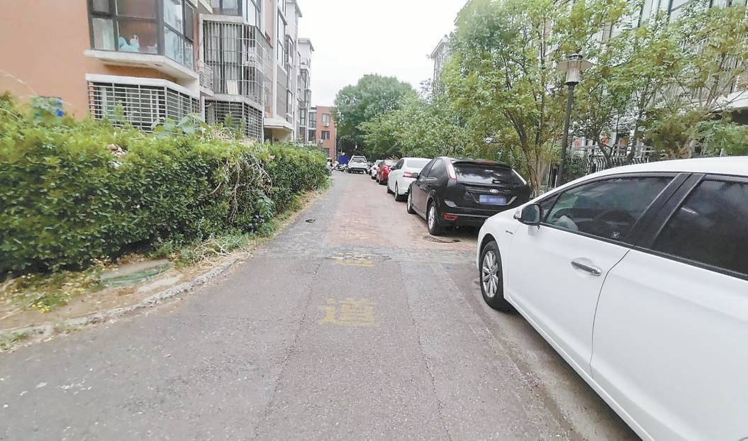 北京：消防通道上竟划车位装地锁