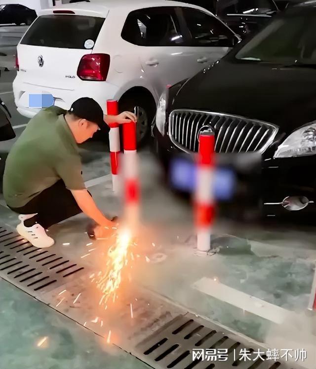开云Kaiyun官方网站私人车位被轿车霸